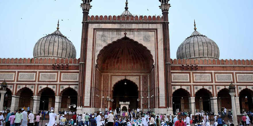 Hindistan'da caminin hoparlör ve mikrofonlarına el koydular
