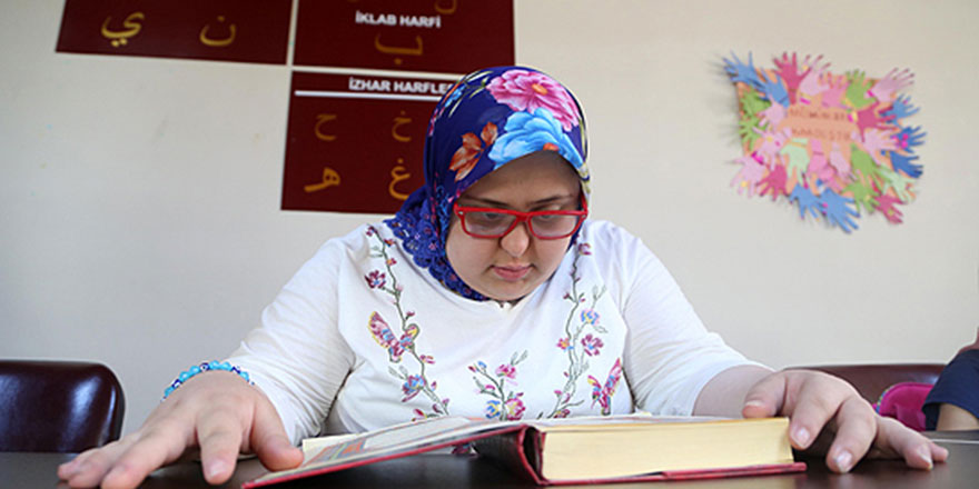 Maşallah! Down sendromlu Fatma Nur Kur'an-ı Kerim'i okumayı öğrendi