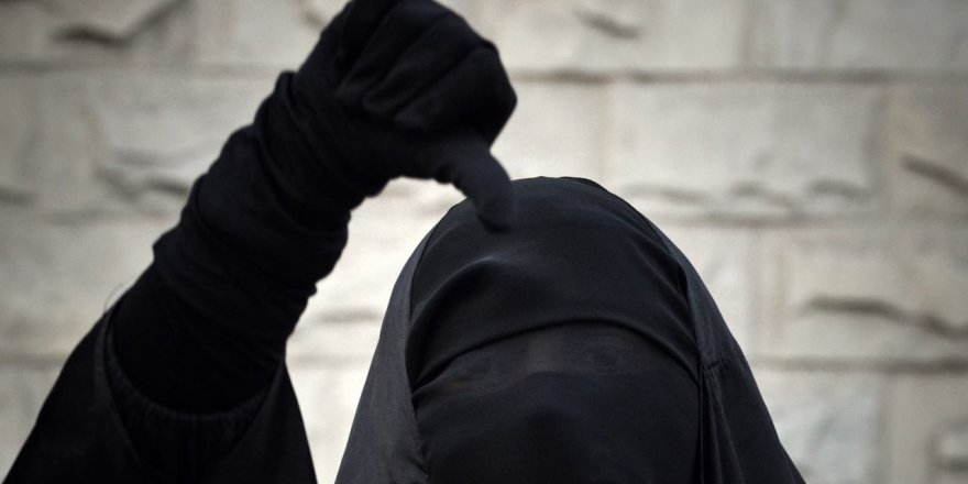 İslam karşıtı siyasetçi burka giydi meclis karıştı: Aptalca tiyatro