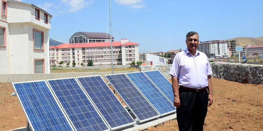 Üniversite kampüsünde rüzgar ve güneşten elektrik üretiyor