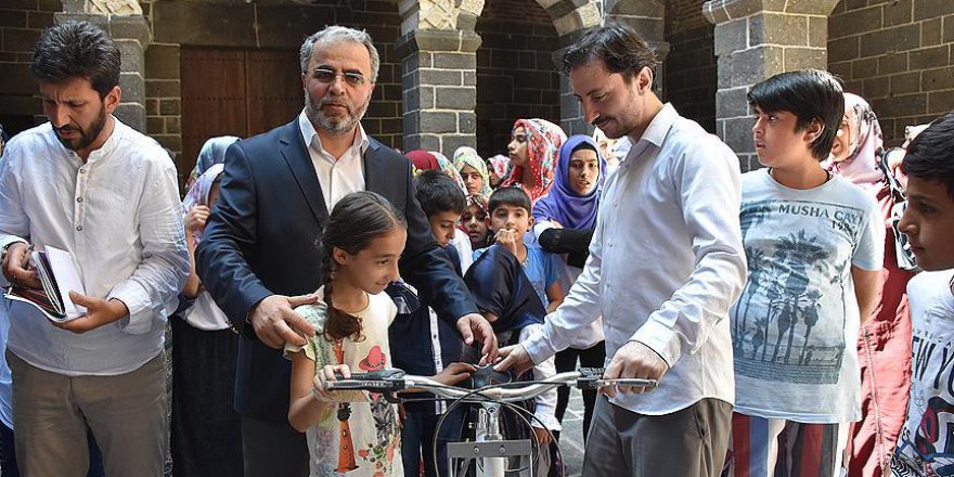 Kur'an kursu öğrencilerinin bisiklet sevinci