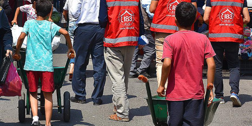 Mobil ekipler sokakta çalışan çocuklar için görevde