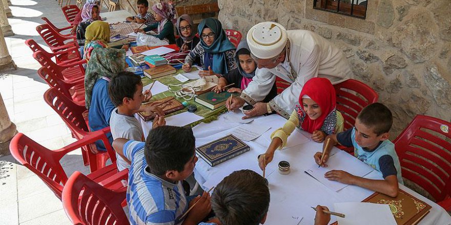 Kuran kursunda hat sanatını da öğreniyorlar