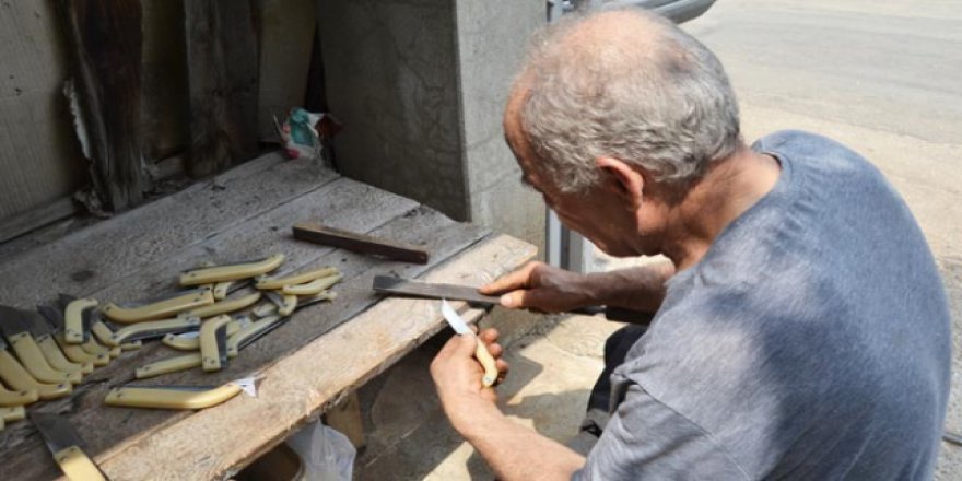 Keçi boynuzu saplı bıçaklar bayrama hazır