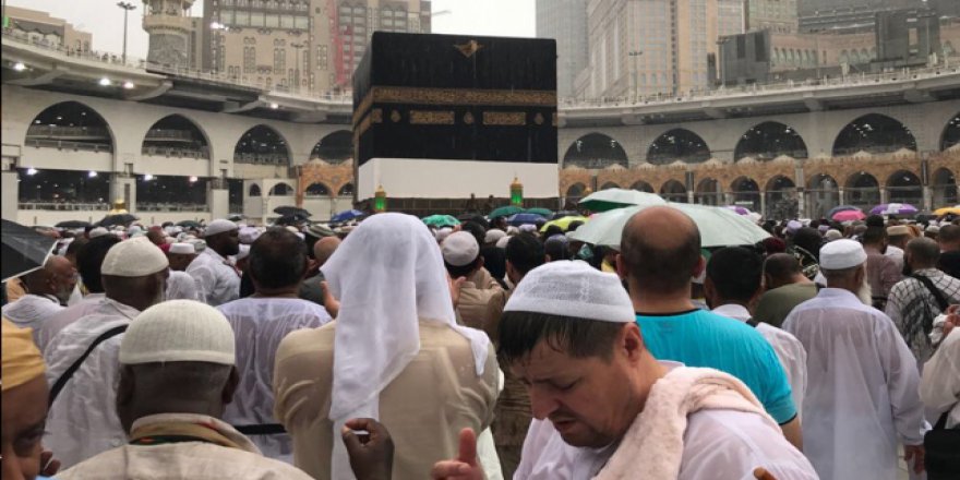 Bölgede nadiren gerçekleşen yağmur, hacı adaylarını sevindirdi