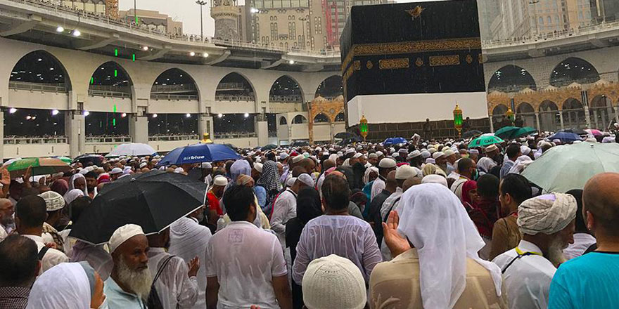 Kabe'de tavaf sırasında yağan rahmet sevinci