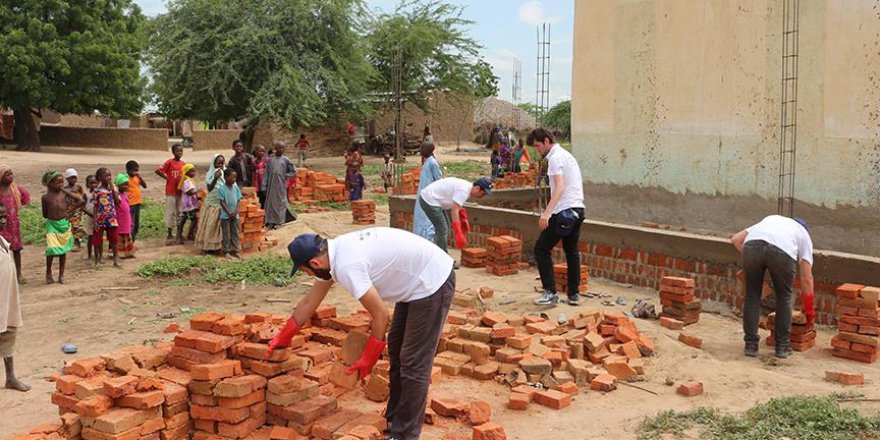 TİKA'nın gönüllü elçileri Çad'da cami tadilat çalışmalarına katıldı
