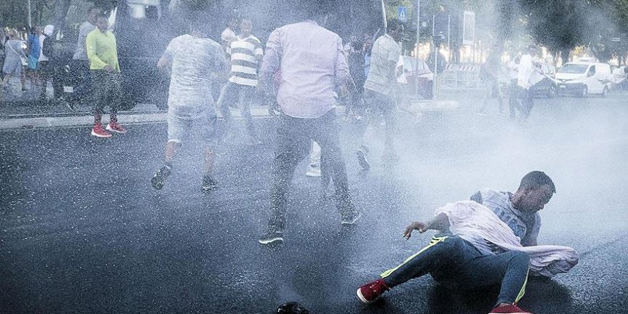 İtalyan polisinden kent merkezindeki göçmenlere müdahale