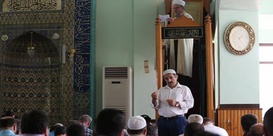 Cuma hutbesini işaret diliyle tercüme ediyor