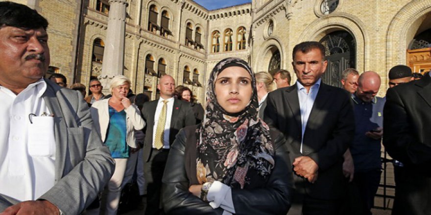 Başörtülü Müslüman kız hedef oldu