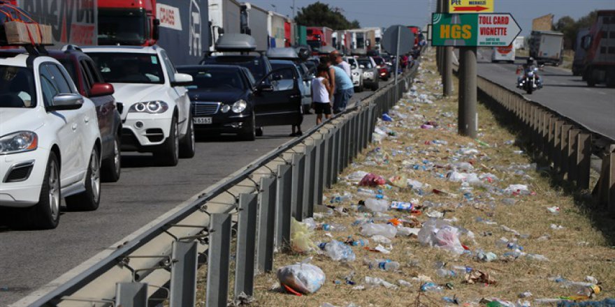 Sınır kapılarında kilometrelerce araç kuyruğu oluştu