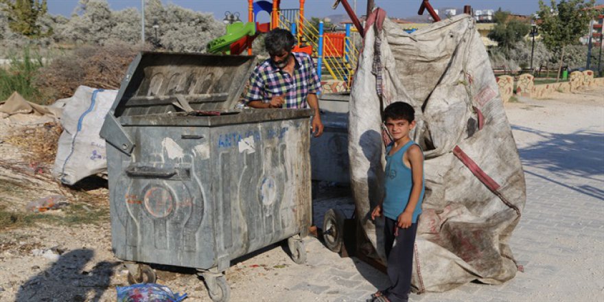 "Protez göz" için baba oğul çöp topluyor