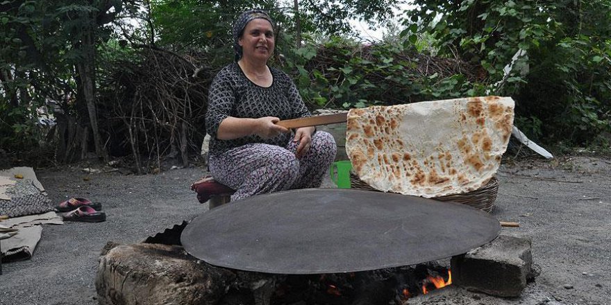 Hataylı kadınlar 'bayramlık' ekmeklerini hazırlıyor