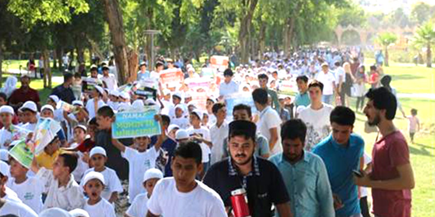 Namaz için yürüdüler Said Nursi'nin mezarını ziyaret ettiler