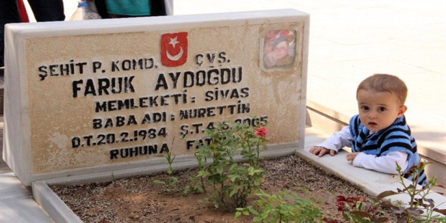 Şehitlikte hüzünlü arife