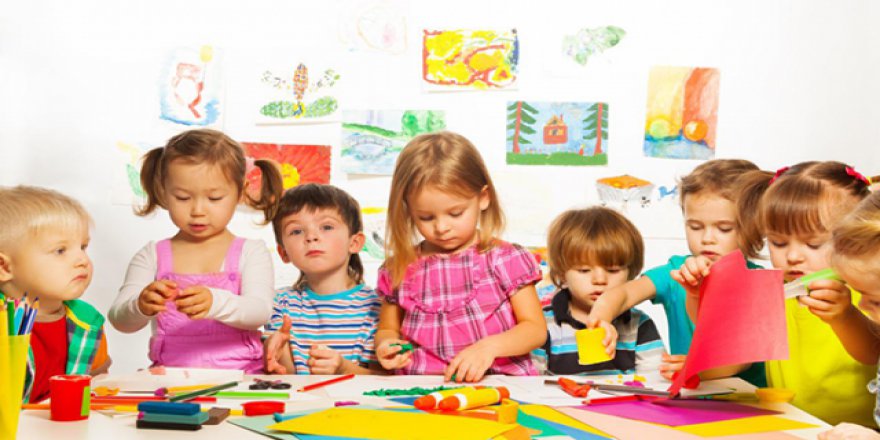 Okuma yazma bilmeyen çocuklar oyun oynayarak İngilizce öğreniyor