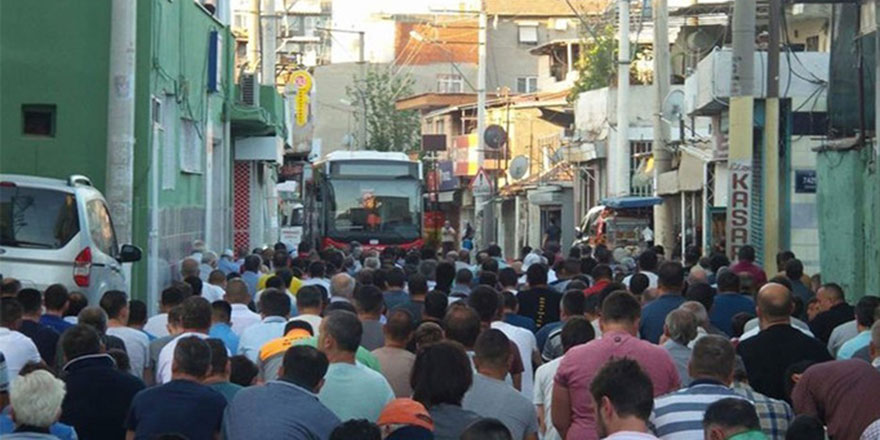 Yer İzmir, şoför namaz kılanları görünce otobüsü durdurup kontak kapattı