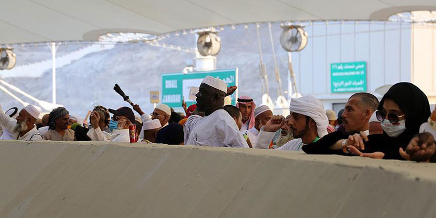 Hacılar şeytan taşlamaya devam ediyor