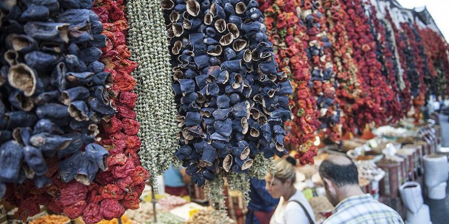 Rengarenk 'Antep kurutmalıkları' tezgahları süslüyor