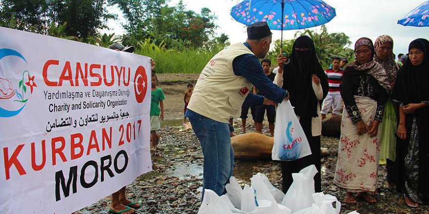 Cansuyu Filipinler'de Morolu Müslümanlara kurban eti dağıttı