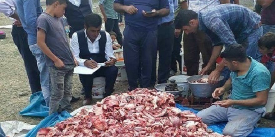 Köy muhtarı tüm etleri eşit dağıttı
