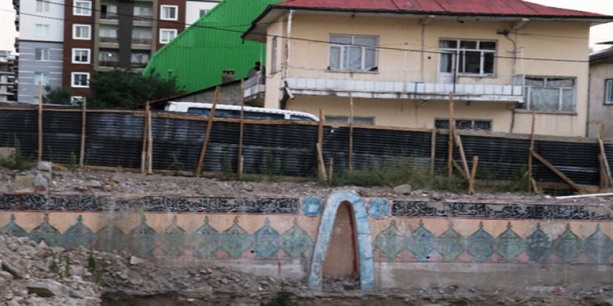İnşaat kazısında tarihi camiye rastladı