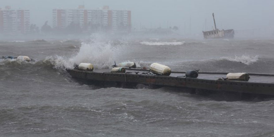 Kasırganın saatteki hızı 300 kilometreye ulaştı