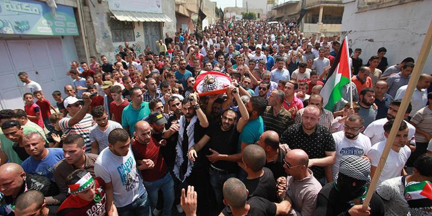 İsrail askerlerinin öldürdüğü Filistinliler için cenaze töreni