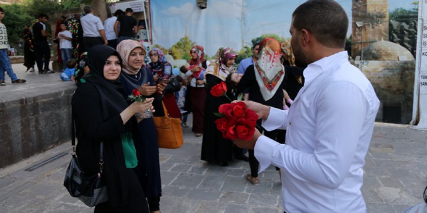 Urfa'daki Suriyeli gençler gül dağıttı