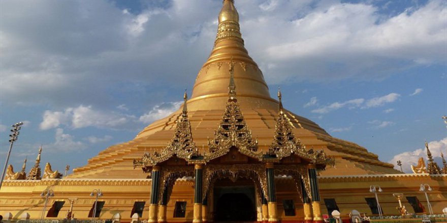 Budist tapınağı sulara gömüldü