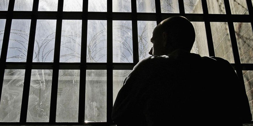 Hapishanelerinde oruç tutan Müslümanlara domuz eti işkencesi