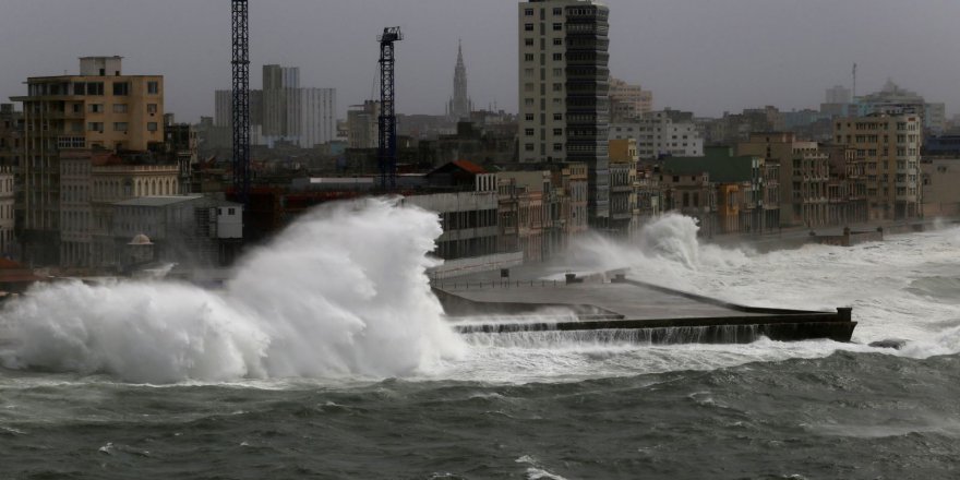 Irma'nın vurduğu Miami'de yağmalar başladı