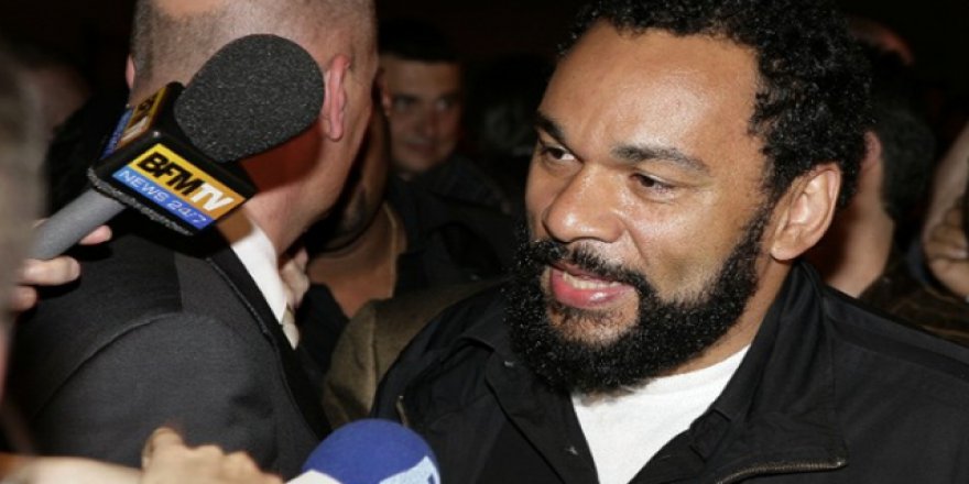 Müslümanları savunan komedyene yasak