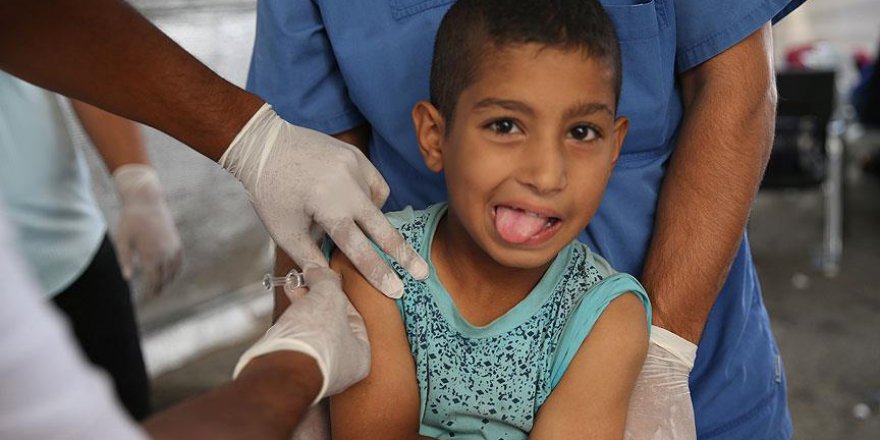 Suriyeli çocuklar sınırda aşılanıyor