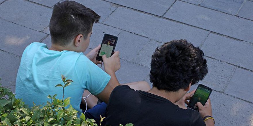 Aşırı sosyal medya kullanımı okulda başarıyı düşürebilir