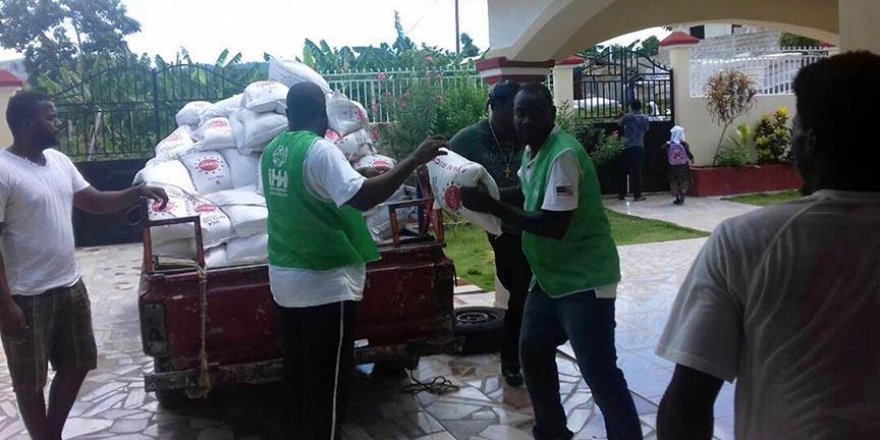 İHH'dan Haitililere yardım