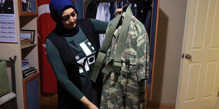 Şehit oğlunun hatıralarını odasında yaşatıyor