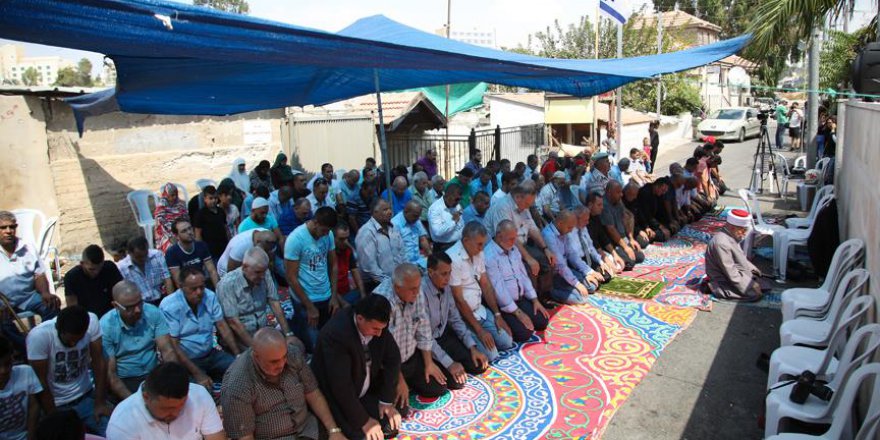 İşgalci İsrail'in zorla evinden çıkardığı ailenin evi önünde cuma namazı