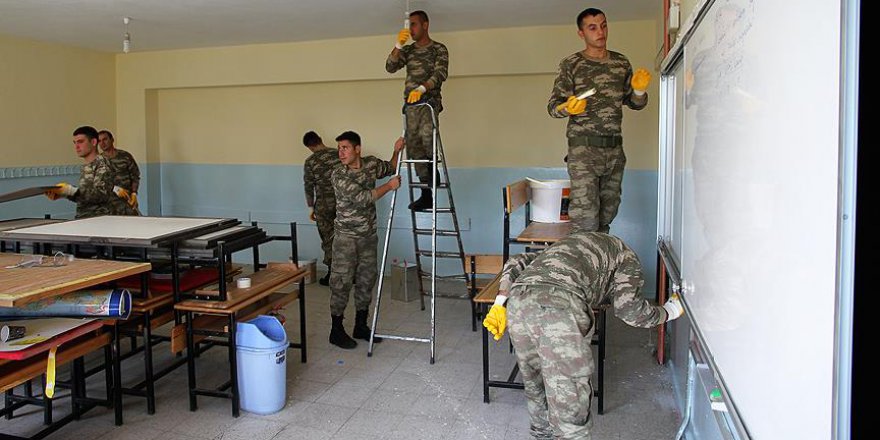 Mehmetçik Muş'ta bir okulu hazırladı