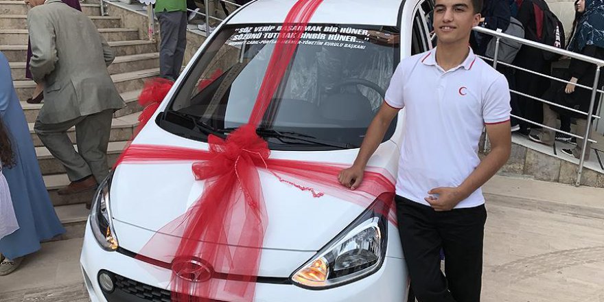 Dereceye girdi, arabayı kaptı