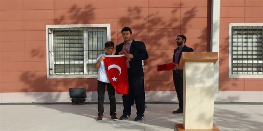 İmam hatipte dersi zili bayrak devir teslimi ile çaldı