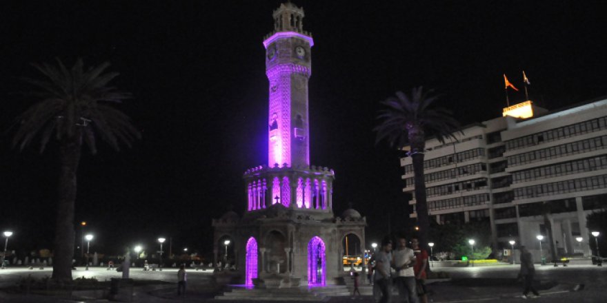İzmir Saat Kulesi mor ışıkla aydınlatıldı