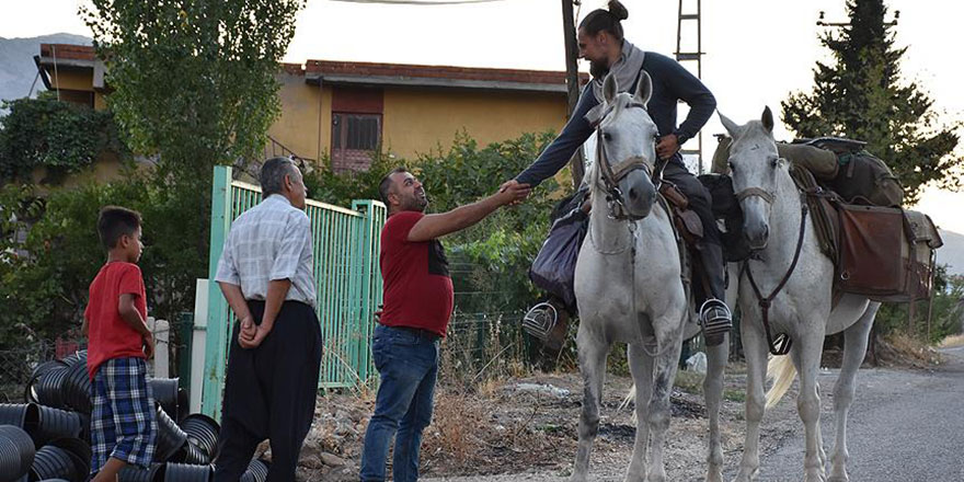 İslamiyet'i tanımak için 9 aydır at sırtında