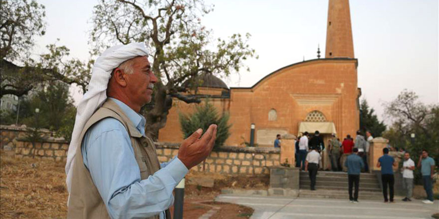 Namazın ardından tekbir ve salavatlarla güneşin doğmasını beklediler