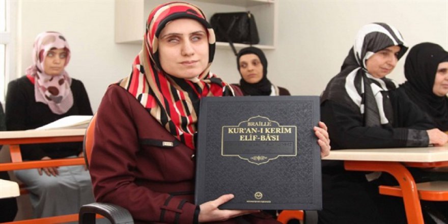 Görme engelli kızlar Kuran öğreniyor