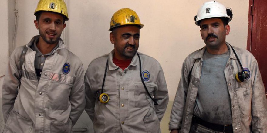 'Koltuklar kirlenmesin' diye ayakta yolculuk eden madencilere davet