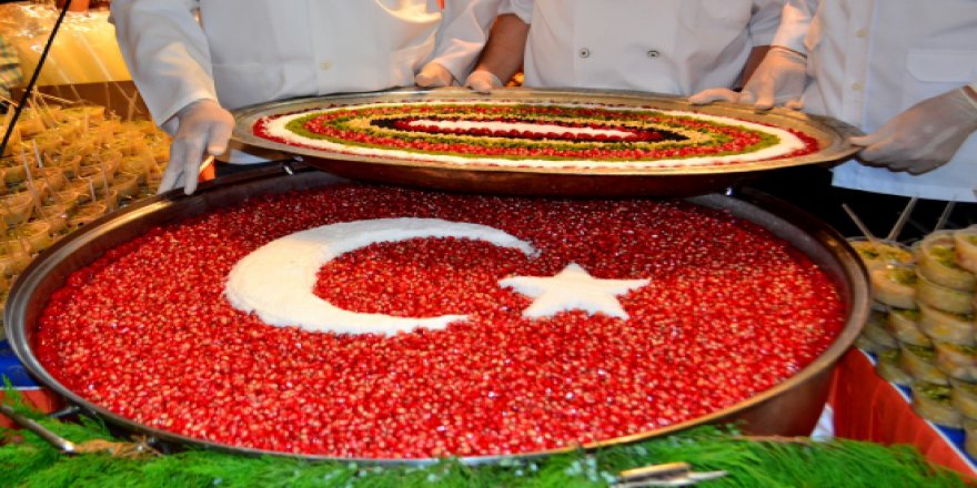 Tarihi Mısır Çarşısı'nda aşure ikramı