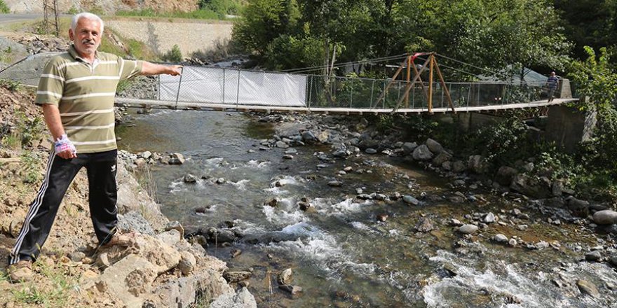 Yolu uzun bulunca asma köprü kurdular