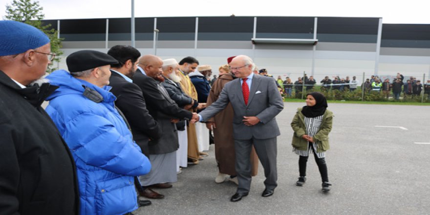 İsveç Kralı Gustaf, kundaklanan camiyi ziyaret etti