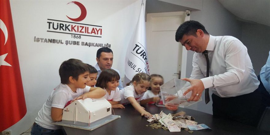 Minikler kazandıkları parayı Kızılay'a bağışladılar